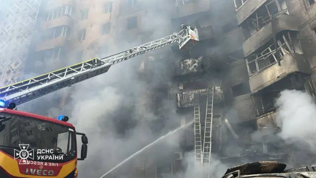 Рятувальники гасять пожежу в Тернополі 