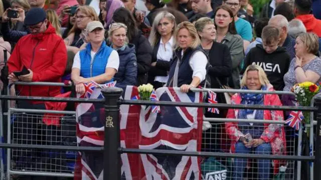 Ndị mmadụ agbakọọla na-eche akpati ozu Ezenwaanyị Elizabeth II