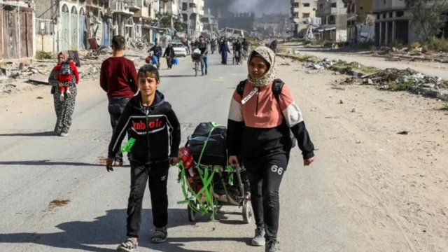 People dey push dia bags