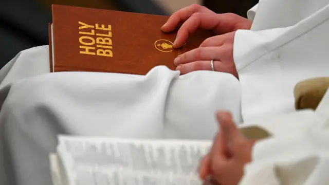 Wani mutum ɗauke da Injila 