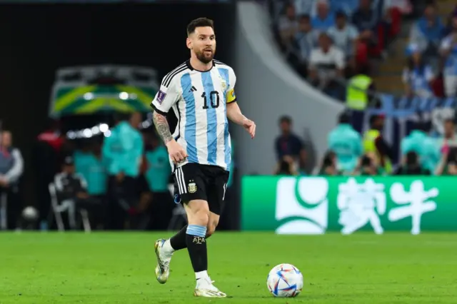 Lionel Messi, numéro 10 de l'Argentine, maitrise le ballon lors du match des huitièmes de finale de la Coupe du Monde Qatar 2022, opposant l'Argentine à l'Australie.