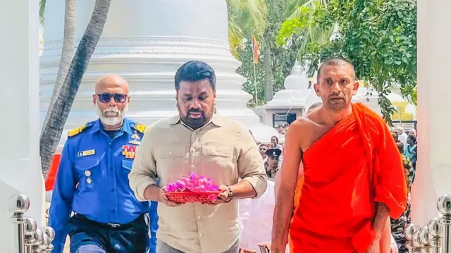 ජනාධිපති අනුර කුමාර දිසානායක නාගදීප රජමහා විහාරය වැදපුදා ගැනීමට පැමිණි අවස්ථාව.