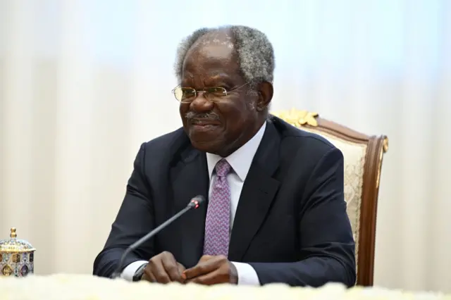 Forbes'га кўра, миллиардер Адебайо Огунлеси дунёнинг Африкадан туғилган энг муваффақиятли молиячиларидан биридир. 
