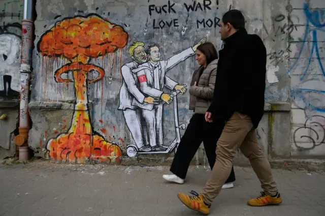 Антивоєнне графіті із зображенням Дональда Трампа та Ілона Маска у Варшаві