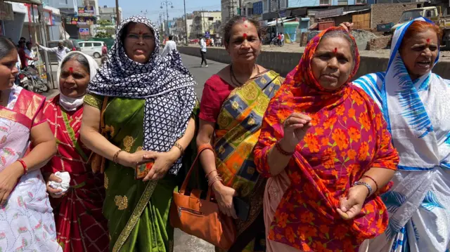 स्नेहलता खरात (उजवीकडून दुसऱ्या) या त्यांच्या मैत्रिणींसोबत दर्शनाला आल्या होत्या.