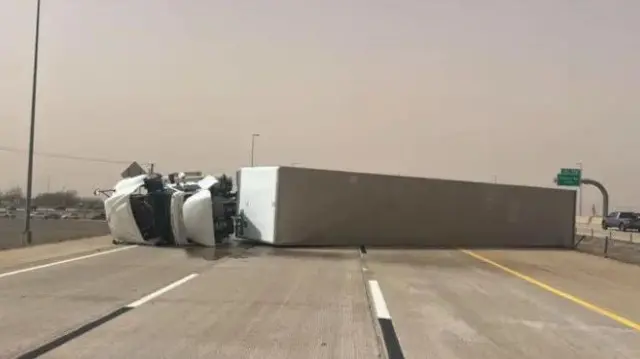 перевернута вантажівка