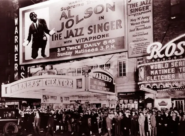 Una gran multitud se aglomera frente al teatro Warner's para ver The Jazz Singer, la primera película hablada de Hollywood.