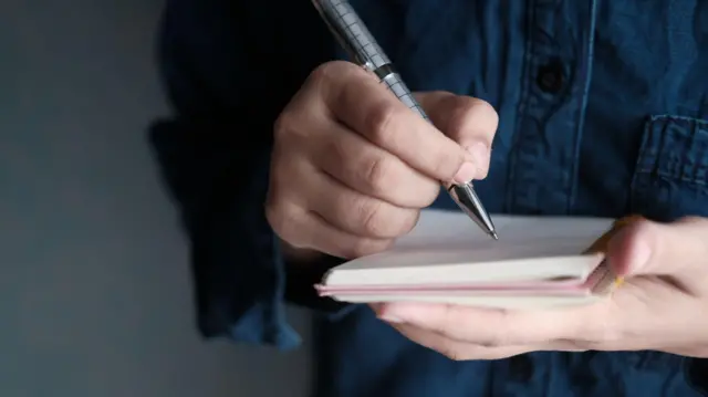 সাংবাদিক নোট করছেন (প্রতীকী ছবি)