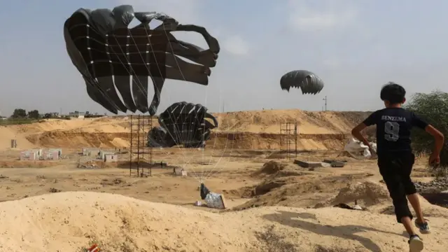 طائرة إندونيسية تسقط مساعدات فوق قطاع غزة
