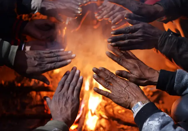 थंडीत शेक घेणारे लोक... 