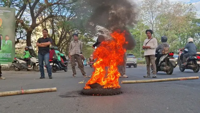 Sejumlah mahasiswa menggelar demonstrasi di Makassar, Senin (15/06).