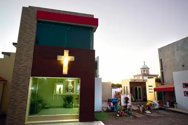 Хардінес-дель-Умая. Мавзолей у стилі сучасного будинку