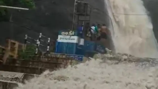 பழைய குற்றாலத்தில் திடீர் வெள்ளம்: 17 வயது சிறுவன் பலி, சிக்கிய 40 பேரின் நிலை என்ன?