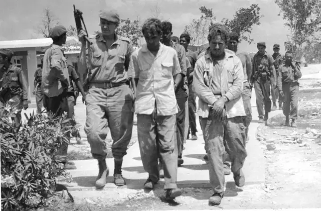Miembros de la invasión capturados y escoltados por soldados cubanos.