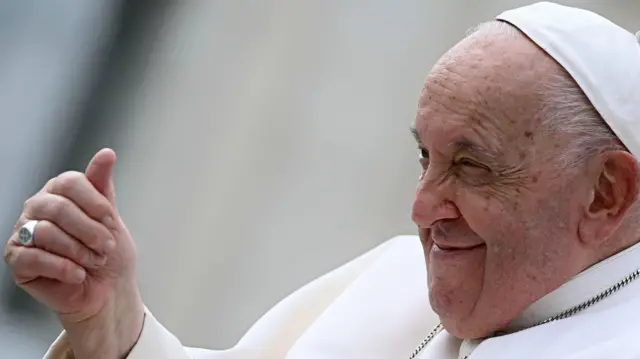 لومړنی پاپ چې د فرانسیس نوم یې د اسیسي د سینټ فرانسیس په ویاړ غوره کړ، هغه څوک چې خپله شتمني یې له غریبانو سره د مرستې لپاره پرېښوده.