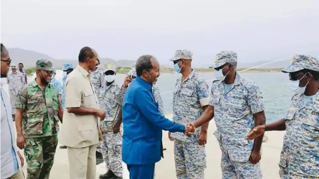 Madaxweynaha Soomaaliya oo sanadkii hore booqday ciidamada badda ee lagu soo tababaray Eritrea