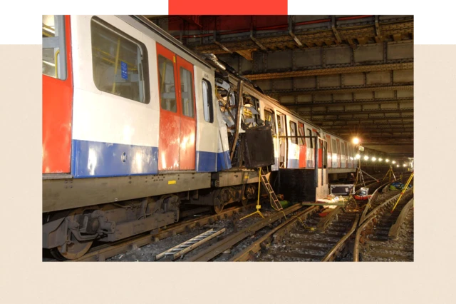 「7月7日」で爆弾攻撃にあったロンドン地下鉄の車両が、オールドゲイト地下鉄の線路で止まっている
