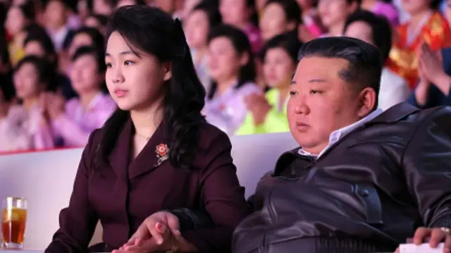 북한의 공식 매체인 조선중앙통신(KCNA)이 공개한 사진. 김정은 위원장과 그의 딸 김주애가 2026년 3월 8일 북한 평양 정주영체육관에서 열린 '국제 부녀절' 기념 공연을 관람하고 있다