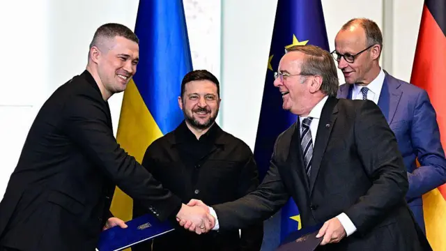 Михаил Федоров жмет руку министру обороны Германии Борису Писториусу в присутствии президента Украины Владимира Зеленского и канцлера Фридриха Мерца (фото сделано в апреле 2026 года)