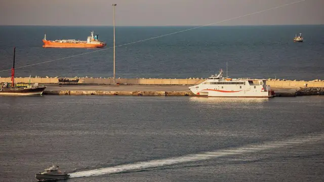  نفت‌کش‌ها و شناورهای تندروکه در نزدیکی تنگه هرمز لنگر انداخته‌اند.