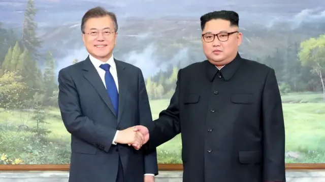 비무장지대(DMZ) 북측 지역에서 열린 제2차 남북정상회담에 앞서 악수하고 있는 문재인 한국 대통령과 김정은 북한 국무위원장