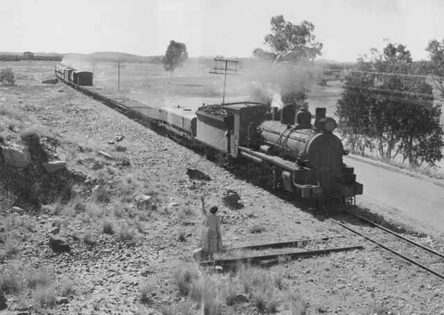 د ګان (The Ghan) ریل ګاډی له الیس سپرینګز څخه اډیلایډ ته روانېږي؛ دا یو درې ورځنی سفر دی چې له انګلستان څخه د عصري ډیزلي-برېښنايي لوکوموټیوونو (انجنونو) په کارولو سره به یې موده دوو ورځو ته راکمه شي. (۱۰ د اګست، ۱۹۵۳ کال)