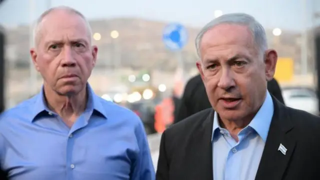 رئيس الوزراء الإسرائيلي بنيامين نتنياهو (إلى اليمين) مع وزير الدفاع يواف غالانت (إلى اليسار).
