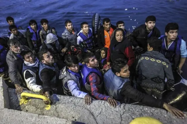 ગ્રીસમાં તટરક્ષક દ્વારા પકડાયેલા ગેરકાયદે સફર કરતા પ્રવાસી(ફાઈલ તસવીર)