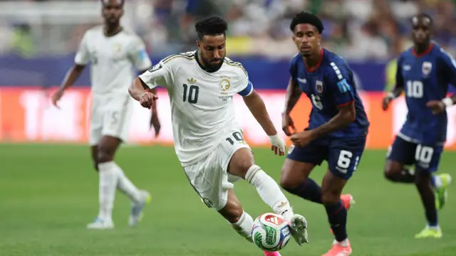 سالم الدوسري، لاعب منتخب السعودية رقم 10، يسيطر على الكرة خلال مباراة المجموعة الثامنة من بطولة كأس العالم 2026 بين منتخبي الرأس الأخضر والسعودية على ملعب هيوستن في 26 يونيو/حزيران 2026 في هيوستن، تكساس. 