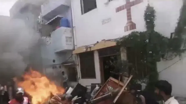 చర్చి ప్రాంగణంలో మంటలు