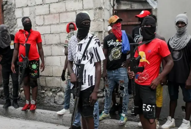 Encapuchados con armas largas en Puerto Príncipe.