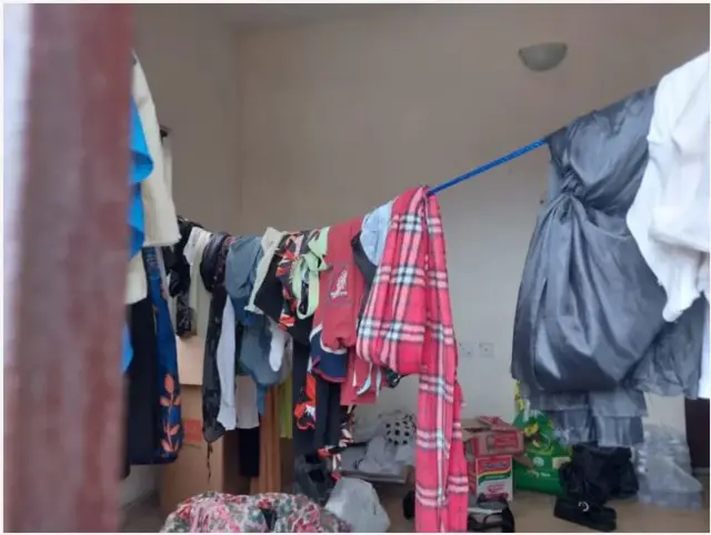 Àwọn ará ilé ń fẹ́ kí àwọn ẹbí wá kó ẹrù rẹ̀ kúrò