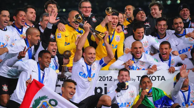 احتفال فريق كورينثيانز البرازيلي بتتويجه بطلاً لكأس العالم للأندية في عام 2012 بعد فوزه على تشيلسي في اليابان