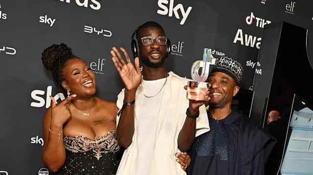 Ola Andu, Kevin Andu i gość biorą udział w gali TikTok UKIE Awards 2025 
