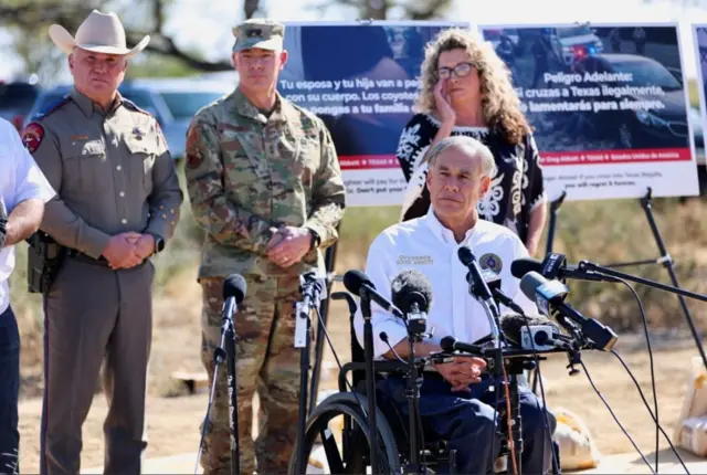 El gobernador de Texas, el republicano Greg Abbott, en una rueda de prensa para anunciar una campaña con vallas publicitarias para hacer desistir a los migrantes de que emprendan su ruta hacia Estados Unidos, en Eagle Pass, Texas, EE.UU., el 19 de diciembre de 2024.  REUTERS/Evan Garcia
