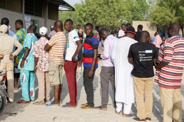 Un fil d'attente des Tchadien devant un bureau de vote