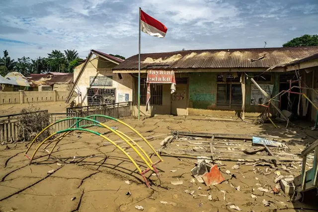 Sebuah gedung sekolah di Aceh hancur akibat banjir pada akhir November tahun lalu.
