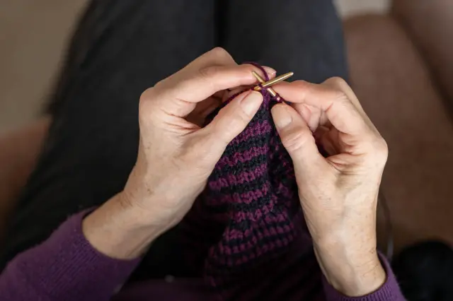 నిట్టింగ్ అల్లడం, వ్యసనం అలవాటు