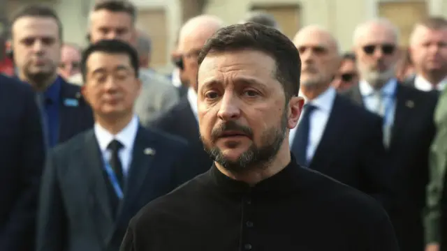 Зеленський на місці ракетного обстрілу в Києві, в оточенні інших людей