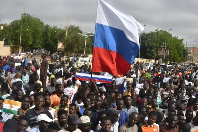 rusya bayrağı taşıyan bir darbe yanlısı