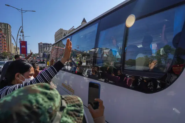 บรรยากาศการรับตัวทหารกัมพูชา 18 คน ที่ชายแดน จ.จันทบุรี