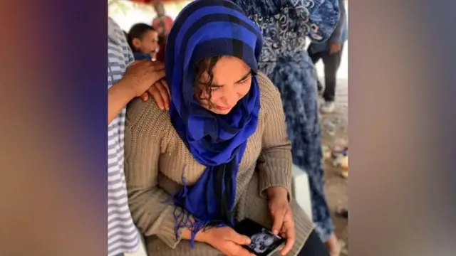 Seorang perempuan kehilangan putrinya yang berusia 10 tahun, Khalifa, akibat gempa.