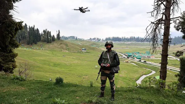 Seorang serdadu India mengoperasikan pesawat nirawak pengintai di tengah ketegangan di Jammu dan Kashmir.