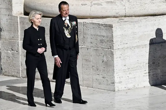 AB Komisyonu Başkanı Ursula von der Leyen, yanında bir erkekle yürüyor