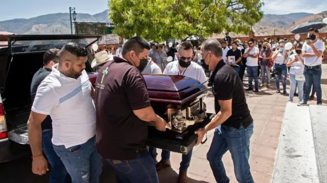 Hombres cargan el ataúd con los restos del alcalde César Arturo Valencia en su funeral en Aguililla, estado de Michoacán, en marzo de 2022.