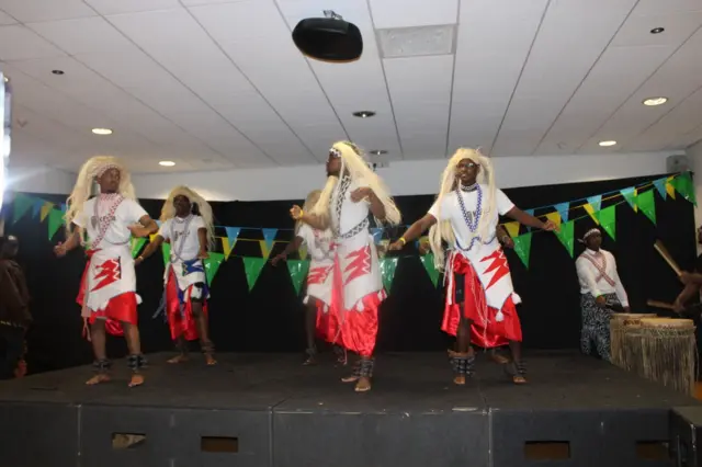 Abahungu bane b'intore mu mwambaro ubaranga bariko baratamba hirya gato hari uwundi ariko arabavuguriza umudiho w'ingoma 