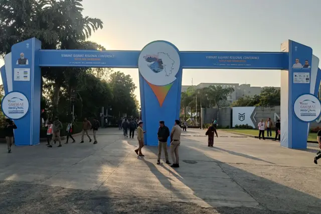 રાજ્ય સરકાર ૨૦૦૩થી વાઇબ્રન્ટ ગુજરાત સમિટ યોજી રહી છે પણ તે ગાંધીનગરમાં જ યોજાય છે