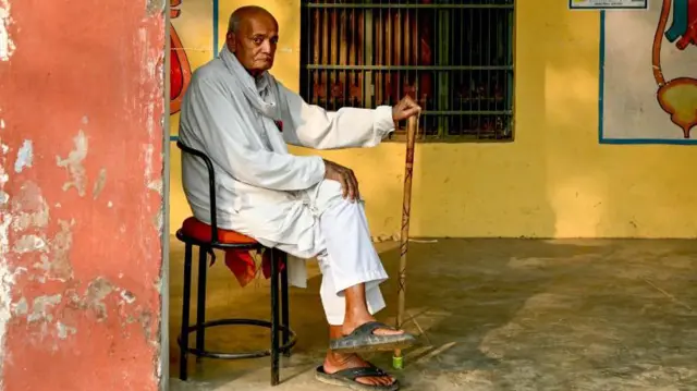 फरिदाबाद में लोकसभा चुनावों के दौरान एक बुज़ुर्ग (फ़ाइल फ़ोटो)