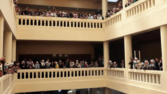 Kurbanların aileleri, gazeteciler, aktivistler ve diğer kişiler, devrik başkan Beşar Esad döneminde Deraa'daki Siyasi Güvenlikten sorumlu eski başkan Atef Najib'in davasının ilk gününde Şam'daki Adalet Sarayı'nda toplandı (26 Nisan 2026).
