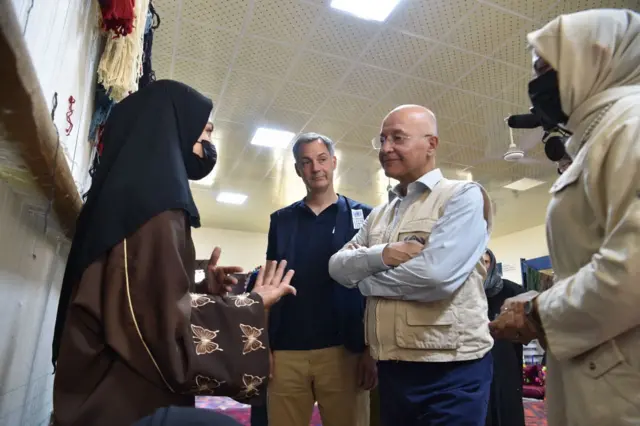 در تصویر دو مقام ملل متحد در حال صحبت با یک زن افغان دیده میشوند.
